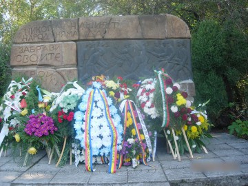 O delegaţie din Mangalia a depus o coroană de flori, la Cimitirul Militar din Dobrici